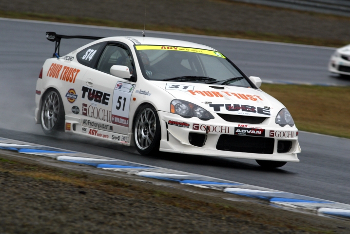 今回Aドライバーを務めた松本玲二が見事トップタイムを叩き出し、ポール獲得に貢献した。