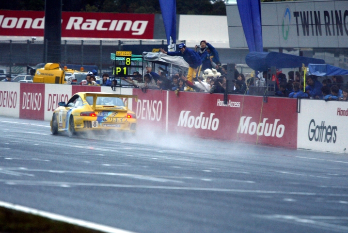 レースは4時で終了の裁定が下り、総合トップが92周を終えた時点でチェッカー。