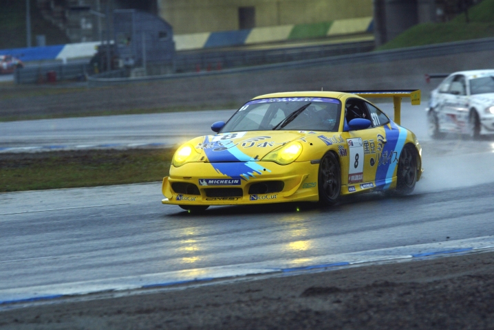 1号車、50号車との熾烈な戦いに勝ち残った8号車が今季2勝目を獲得。