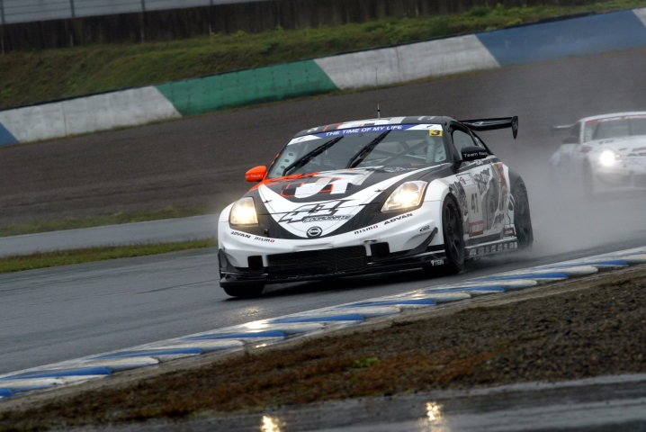 タイトル争いを繰り広げる4台を押しのけて勝利したのは41号車だった。