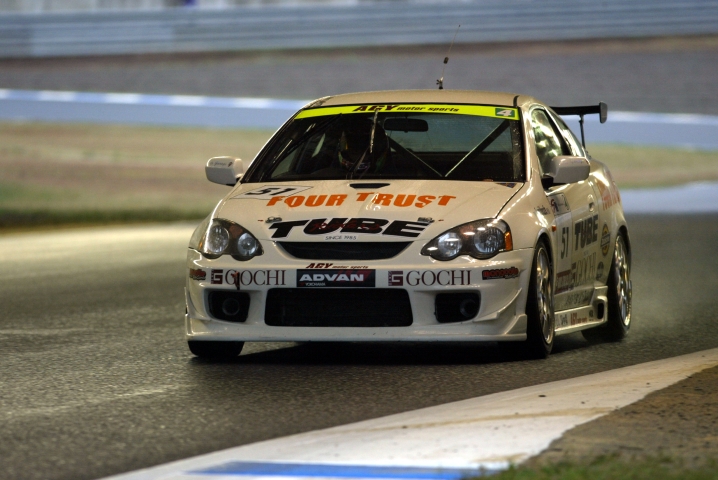 黒木親子とTUBEの松本。インテグラを知り尽くした3人が最終戦を制したST4クラス。