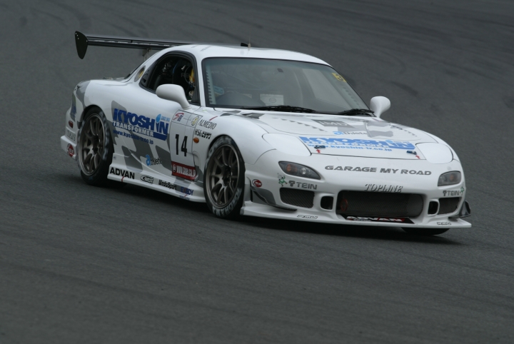 入口のコースレコード樹立で一躍トップに躍り出た、＃14岡部自動車RX-7