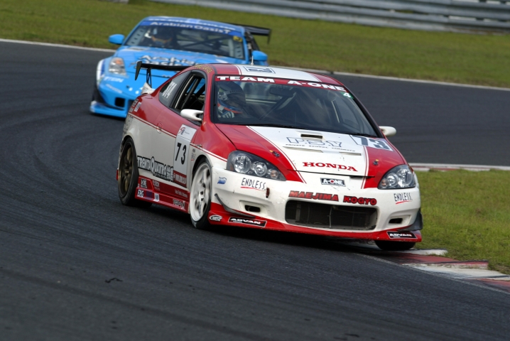 SCランの間に済ませた1回目のピットストップが最後にものをいい、#73インテグラが接戦を制し�