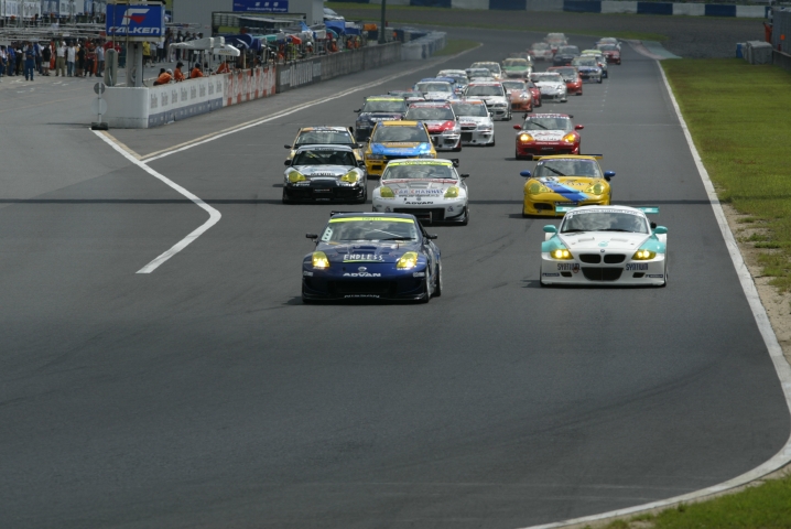 第5戦のスタート風景。この直後のアトウッドでいきなり多重クラッシュのハプニングが