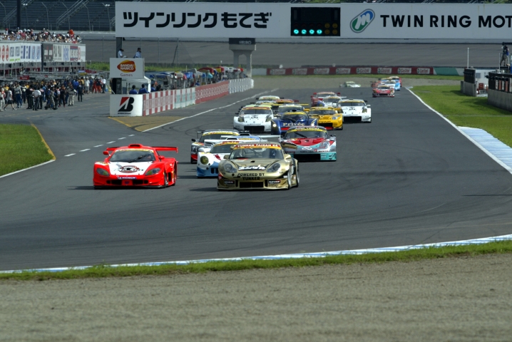 GT300のスタート風景。ストレートスピードの優位を生かして一気にトップに立つ26号車