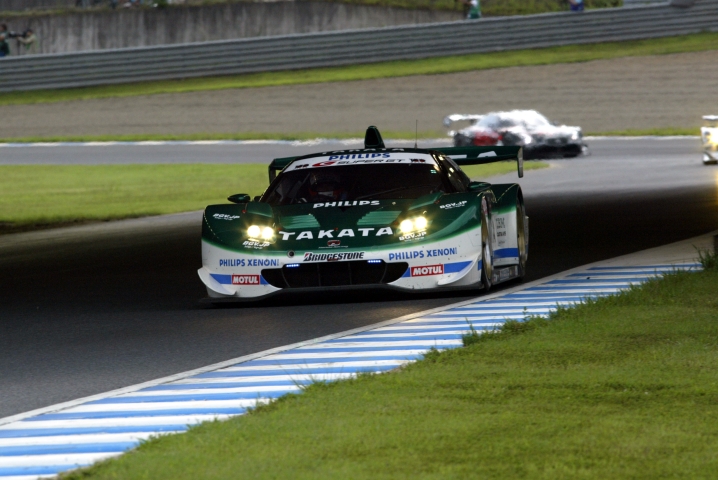 後続の混乱を尻目に着々とリードを広げていくTAKATA童夢NSX