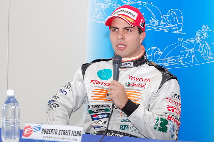 決勝で2位に入賞し、記者会見に答えるINGINGのロベルト・ストレイト