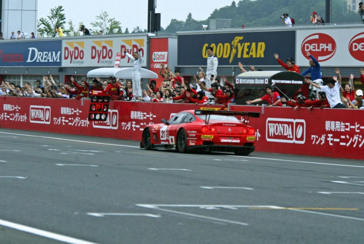 スタートの出遅れを見事にリカバーしてGT1優勝を遂げたフェラーリ550