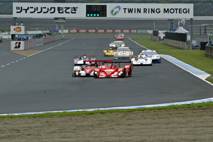 スタートから激しいトップ争いが展開され、#22ザイテックがトップに