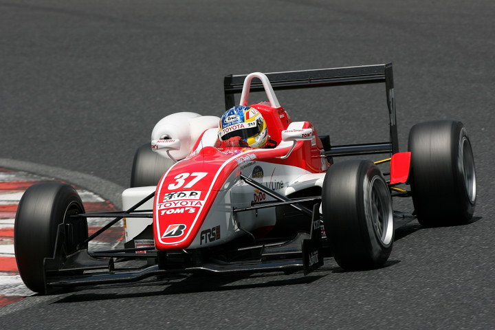 大嶋和也がクラッシュしたもののチームメイトの石浦宏明がポールポジションを獲得