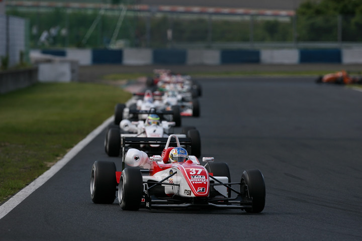 オリバー・ジャービスを押さえ込んでスタートでトップに立ったのは石浦宏明