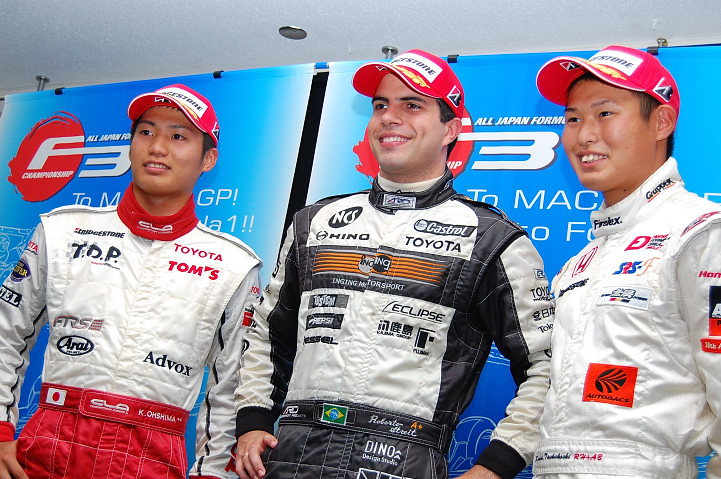 トップ3の記者会見 優勝ロベルト･ストレイト（中央）、2位大嶋和也（左）、3位塚越広大（右�