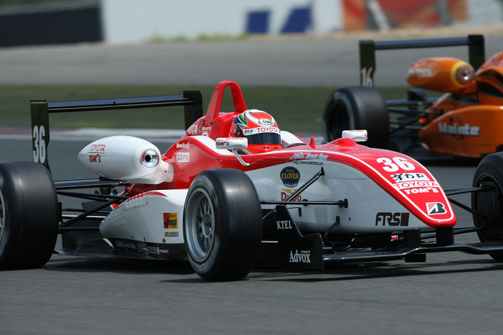 予選でのポールは大嶋和也（TDP TOM'S）、この後の第15戦予選でも連続ポール