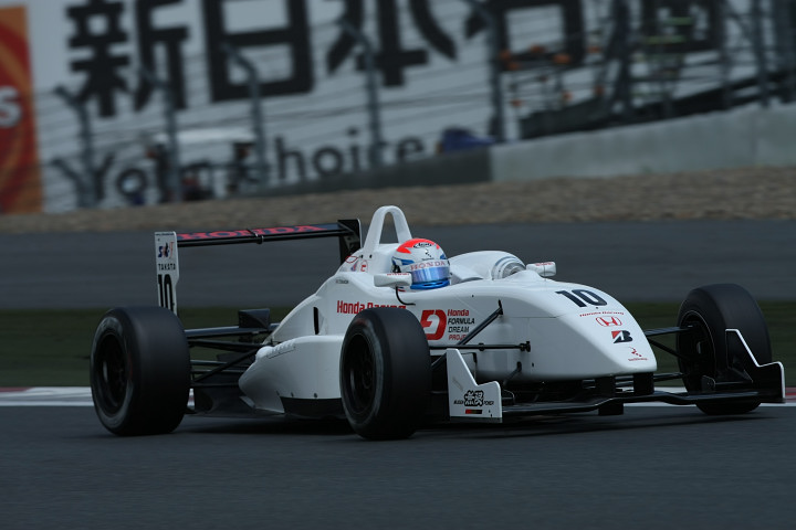 予選3位は塚越広大（Real）、第15戦予選では2位と上り調子