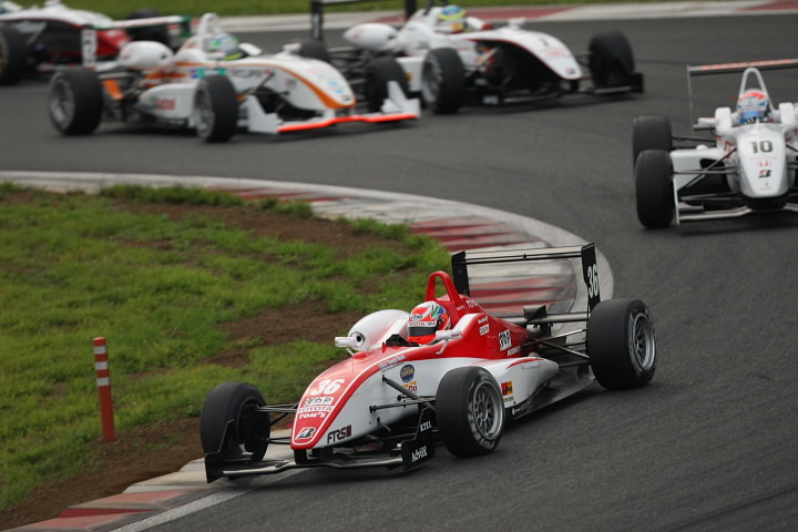 スタートでトップに立った大嶋和也（TDP TOM'S）は後方の争いを尻目に悠々と今季4勝目を上げた