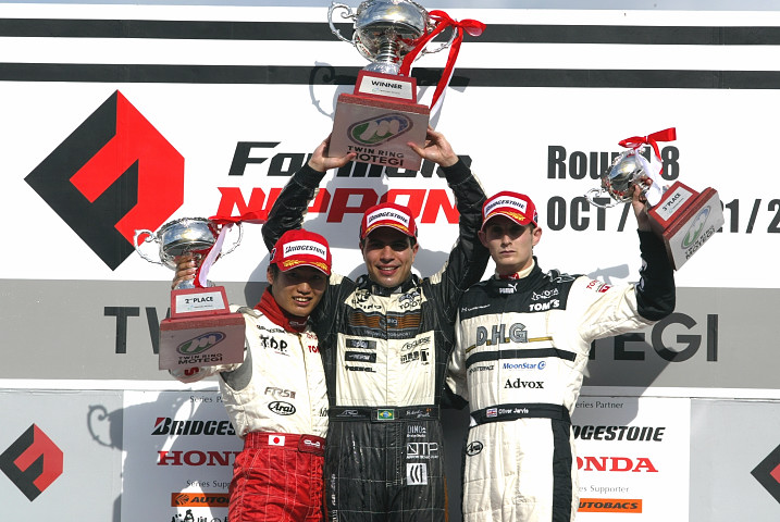 表彰式。優勝のロベルト・ストレイト（中央）、2位大嶋和也（左）、3位オリバー・ジャービス