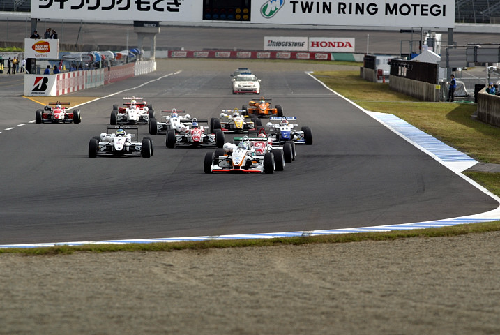 決勝レースがスタート。大嶋和也（TDP TOM'S）が予選3位から2位に上がる