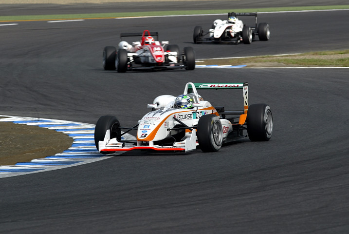 決勝中のトップ3台。この順位はスタートからフィニッシュまで変わらなかった