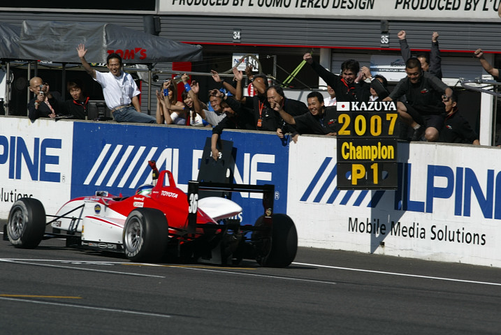 歓喜のピットの前でフィニッシュする大嶋和也（TDP TOM'S）