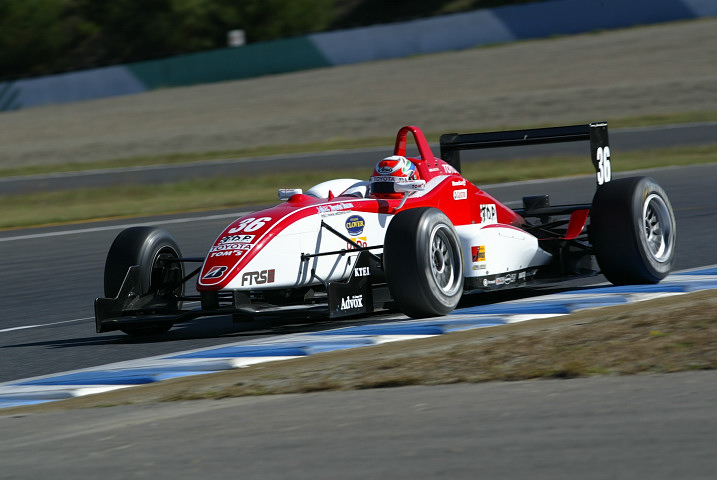 優勝してシリーズチャンピオンになった大嶋和也（TDP TOM'S）