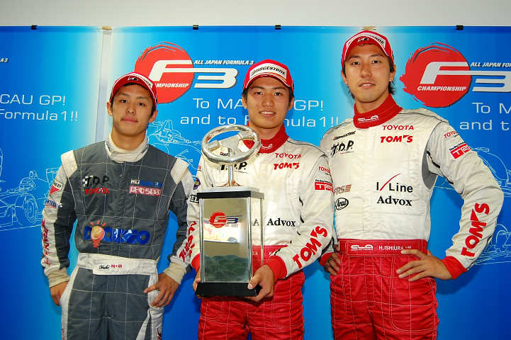 決勝のトップ3、優勝大嶋和也（中央）、2位関口雄飛（左）、3位石浦宏明（右）