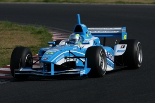 渾身のアタックだったが松田には届かず、本山哲（Arabian Oasis IMPUL）が予選2位