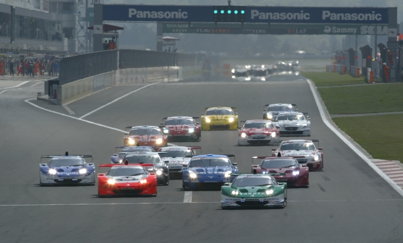 GT500クラスのスタートシーン