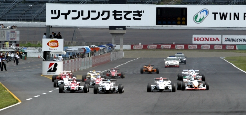 予選３位からスタートしたオリバー・ジャービスが２台を抜き去り一気にトップに立った