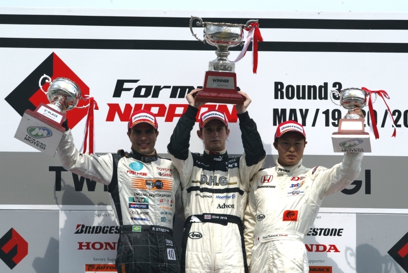 表彰式、左から２位のロベルト・ストレイト、優勝のオリバー・ジャービス、３位の大島和也