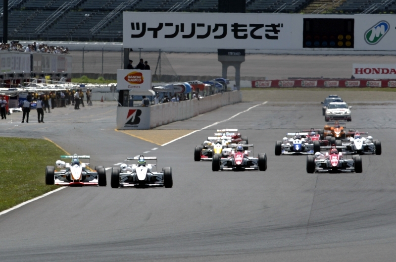 スタートではオリバー・ジャービスが強引にロベルト・ストレイトを押さえ込んだ