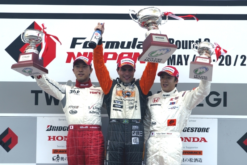 表彰式、左から２位の石浦広明、優勝のロベルト・ストレイト、３位の伊沢拓也