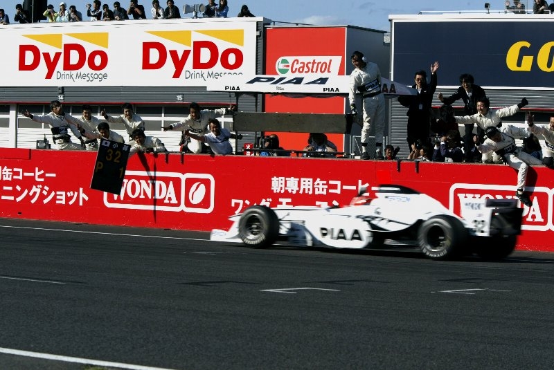 喜びのピットクルーに迎えられフィニッシュする小暮卓史（PIAA NAKAJIMA）