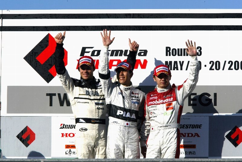 表彰式、優勝の小暮卓史（中）、2位のアンドレ・ロッテラー（左）、3位の松田次生（右）