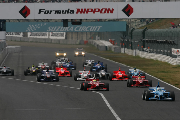 レースがスタート！　PPの松田次生が出遅れ本山哲がトップに立った