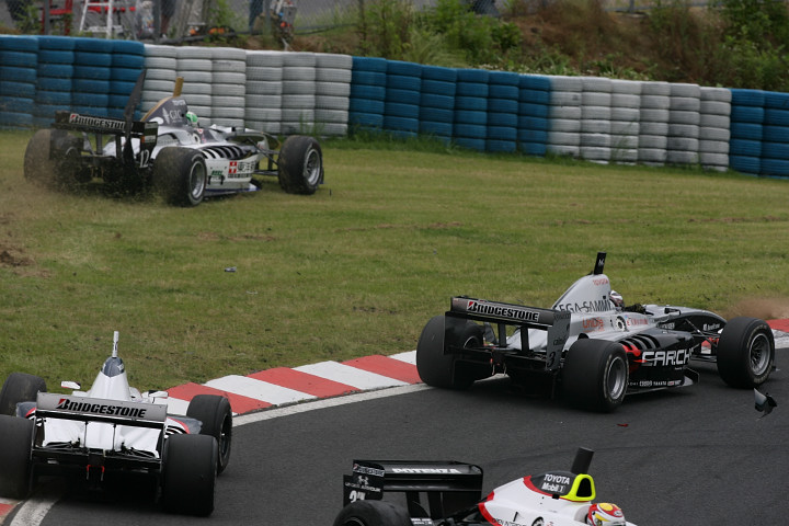 決勝の1周目にヘアピンで多重クラッシュが発生！