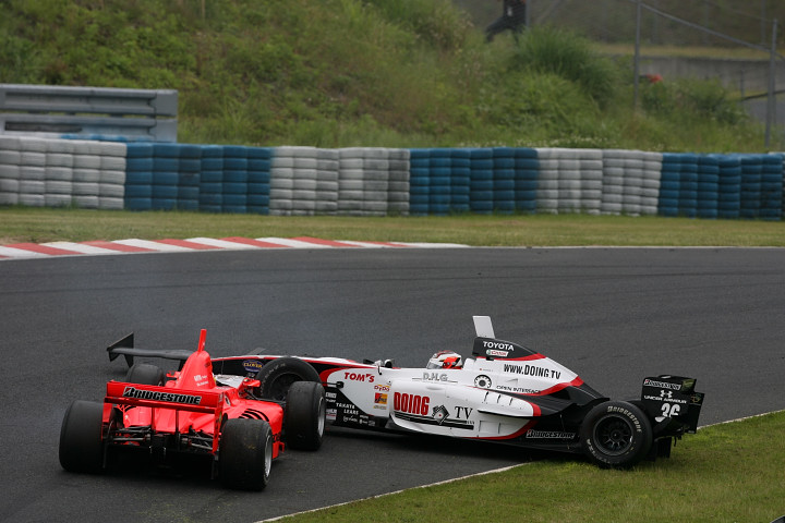 この多重クラッシュに巻き込まれアンドレ･ロッテラーと井出有治はリタイア