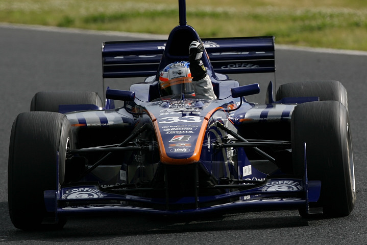 ウィニングラップで左手を突き上げ歓喜のロニー･クインタレッリ