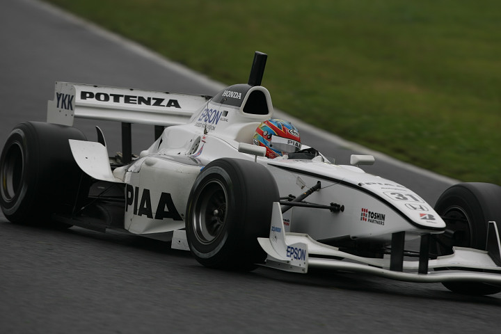 濡れた路面でただ一人スリックタイヤでアタックし予選1回目の暫定ポールについたロイック・�