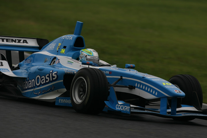 前回の鈴鹿のウィナー本山哲は予選1回目3位につけた