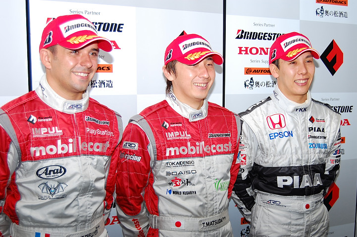 予選記者会見 PPの松田次生（中央）、2位のブノワ･トレルイエ（左）、3位の小暮卓史（右）