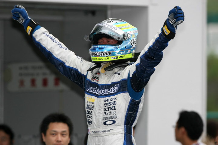 今シーズン2勝目を上げ喜びの本山哲（Arabian Oasis IMPUL）