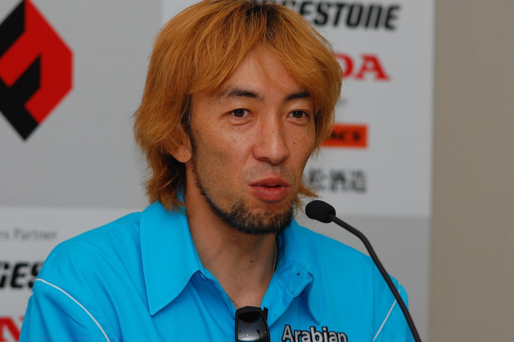 記者会見にて、優勝チーム監督の服部尚貴（Arabian Oasis IMPUL）