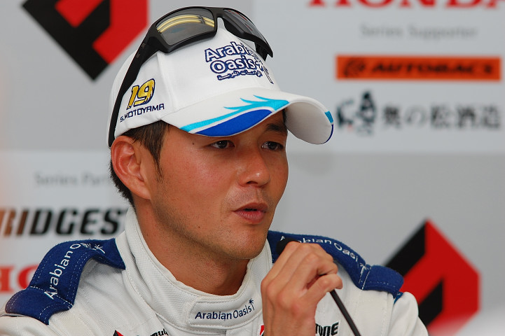 記者会見にて、優勝の本山哲（Arabian Oasis IMPUL）