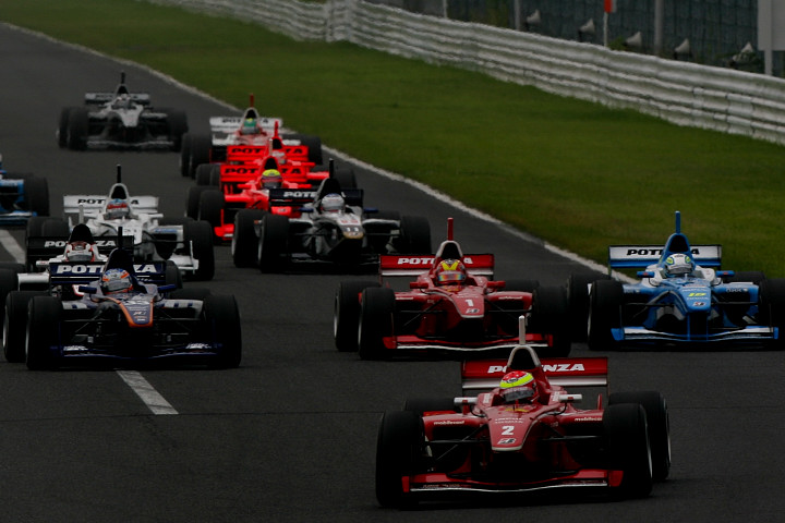 好スタートで予選4位から2位浮上を狙うロニー・クインタレッリ（写真左/INGING）だったが……