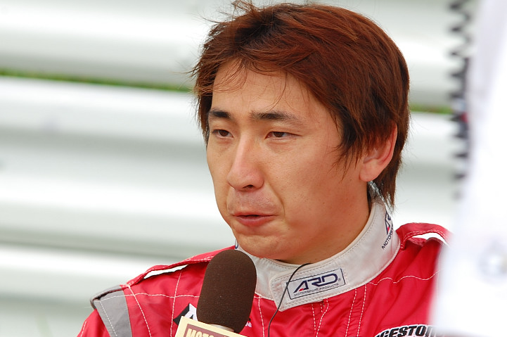 スタート前、グリッド上で緊張気味にインタビューに応えるPPの松田次生（mbilecast IMPUL）