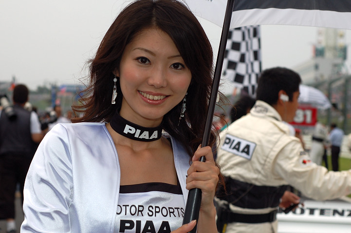 スターティンググリッドにて、PIAA NAKJIMA GAL