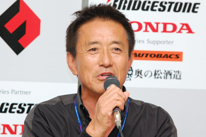 決勝記者会見: 優勝チーム監督の舘信秀氏（DHG TOM'S）