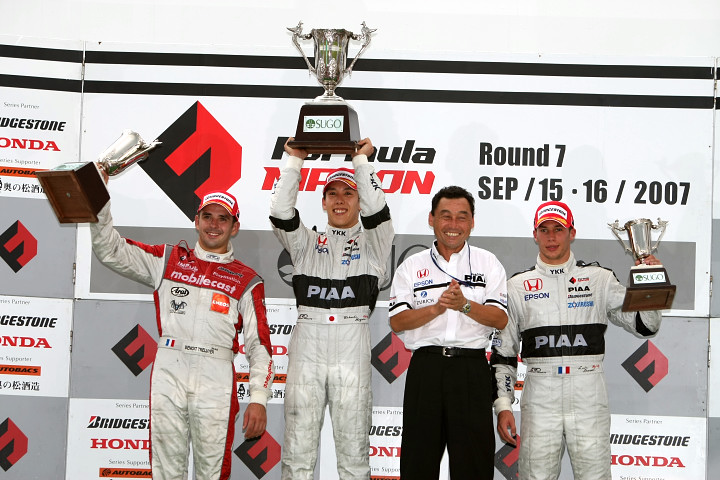 ポディウムで喜ぶ優勝小暮卓史、2位ブノワ・トレルイエ、3位ロイック・デュバル、優勝チーム