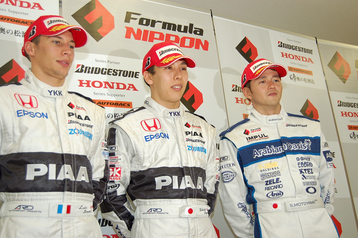 予選上位3名、小暮卓史（中）、ロイック・デュバル（左）、本山哲（右）