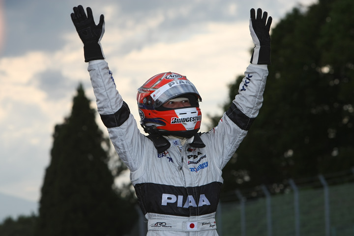 優勝し両腕を突き上げ歓喜の小暮卓史（PIAA NAKAJIMA）